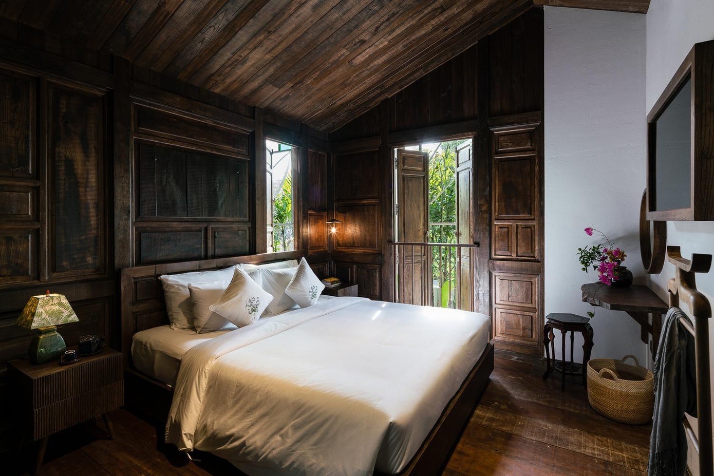 Hai phòng ngủ kiểu bungalow áp mái được treo phía trên không gian tầng trệt như 2 tổ chim yến.