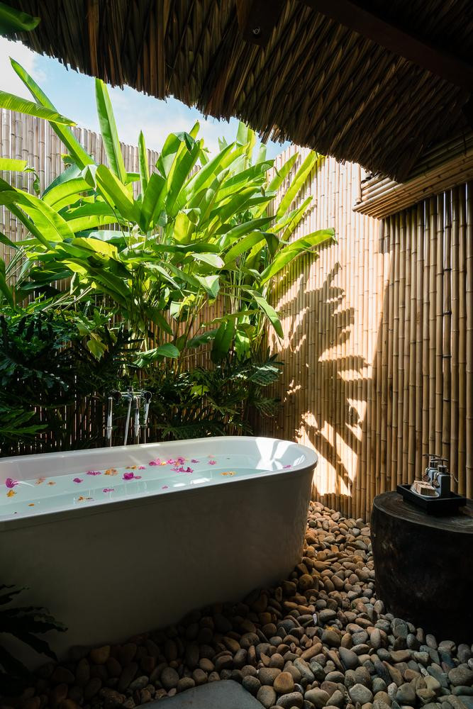 Hai phòng ngủ được bày trí như khung cảnh trong khu nghỉ dưỡng với bồn tắm lớn ngoài trời.
