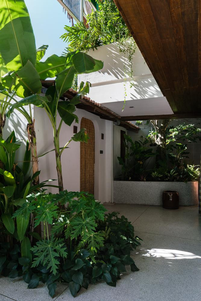 Mặt bằng là không gian thoáng, không cửa, có tường và cây xanh bao quanh. Toàn bộ không gian mặt đất tiếp xúc trực tiếp với mưa nắng hàng ngày.