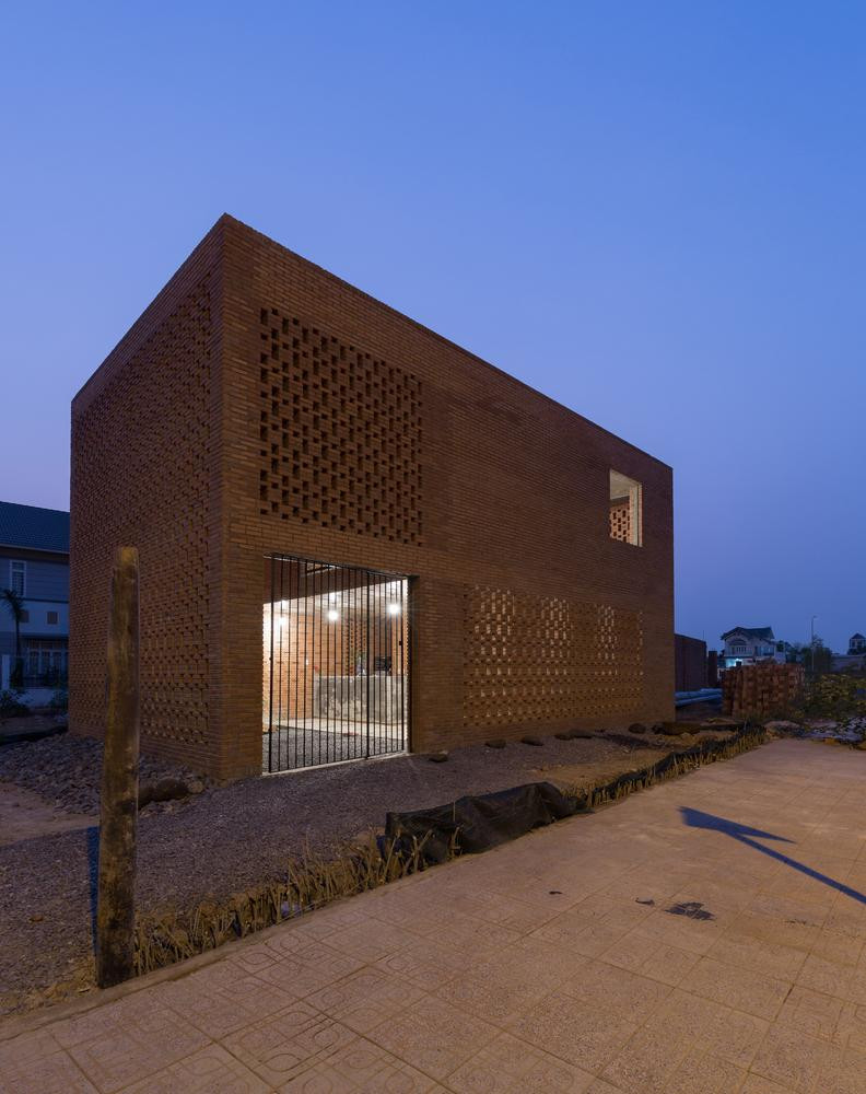 Tầng 1 là không gian đa chức năng, vừa dùng để tụ tập bạn bè, vừa dùng để mở quán cà phê nhỏ sau này. Tầng lửng là không gian của gia đình bao gồm hai phòng ngủ (một cho hai vợ chồng, một cho đứa con trong tương lai), bếp và bàn ăn. Lối đi nhỏ trong nhà giúp cho người ở cảm nhận được hướng gió và chạm vào bóng râm cũng như ánh sáng mặt trời khi họ di chuyển từ tầng trệt lên cầu thang. Đây là một mẫu nhà giá rẻ được nhiều kiến trúc sư trên thế giới khen ngợi. Bởi nó đáp ứng được nhu cầu về không gian sống đẹp và thú vị cho người lao động thu nhập trung bình và thấp trên khắp nước ta. Bản vẽ thiết kế của ngồi nhà.