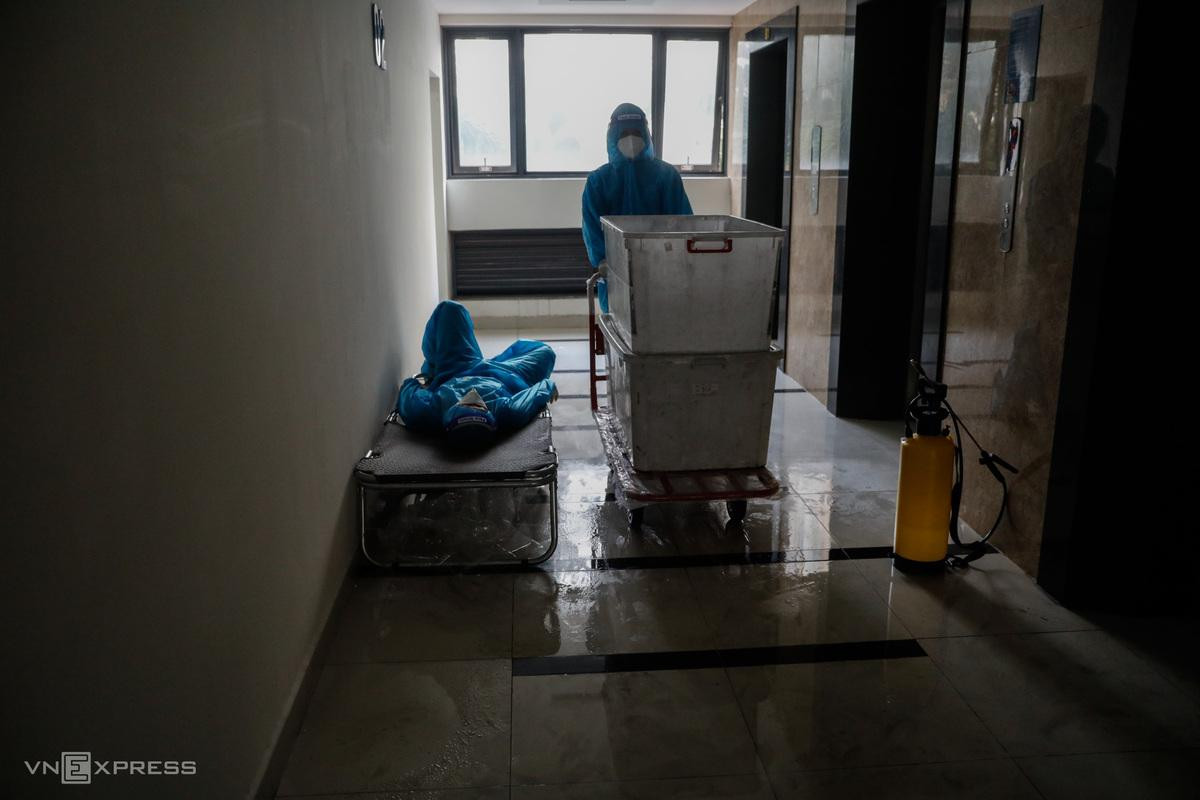 Một dân quân tranh thủ nằm nghỉ sau hơn một giờ phát cơm cho hàng nghìn F0. Tại bệnh viện dã chiến số 6, có 100 dân quân tự vệ của Ban chỉ huy quân sự quận Tân Phú và huyện Củ Chi được điều động để vận chuyển hàng hóa, giao cơm, nước uống cho các F0 hàng ngày.