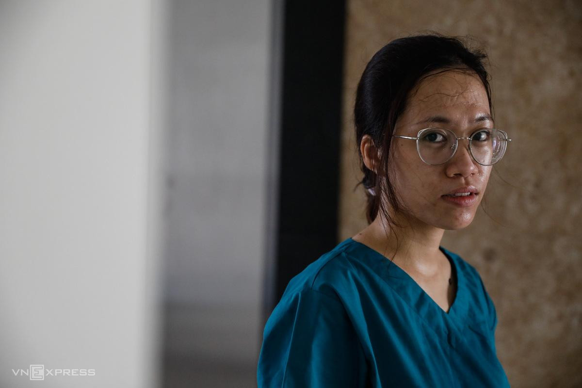 Bác sĩ Thư ước đẫm mồ hôi sau khi cởi bỏ bộ đồ bảo hộ. Cô cho biết có lúc phải mặc bảo hộ liên tục 6-7 giờ liền, đói khát không dám ăn uống vì đang tiếp nhận F0. "Những ngày này, bệnh viện chính là nhà và bệnh nhân chính là người thân của chúng tôi. Dù khó khăn vất vả nhưng chúng tôi sẽ cố gắng hết sức để bảo vệ sức khỏe cho họ cũng như cho chính mình", nữ bác sĩ nói.