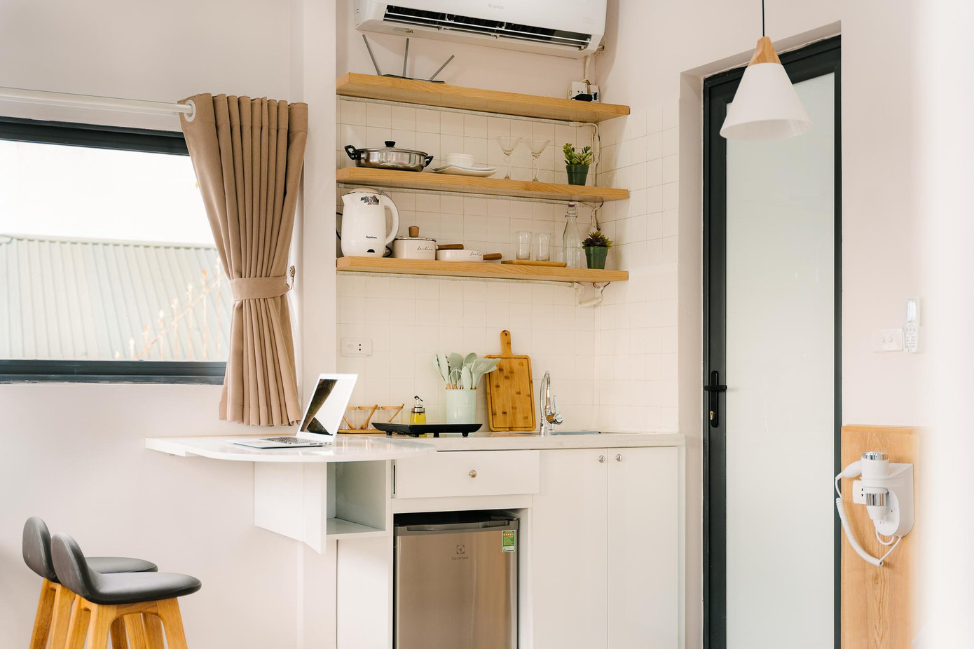 Góc bếp và quầy bar nhỏ bởi gia chủ là người ít làm bếp nhưng vẫn đủ nấu các món đơn giản.