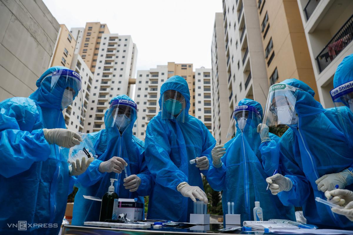 Tại bệnh viện, hàng ngày đội ngũ y bác sĩ mặc đồ bảo hộ, kiểm tra trang thiết bị cần thiết như các loại giấy tờ, thuốc, vật dụng cá nhân... để bắt đầu công việc một ngày.