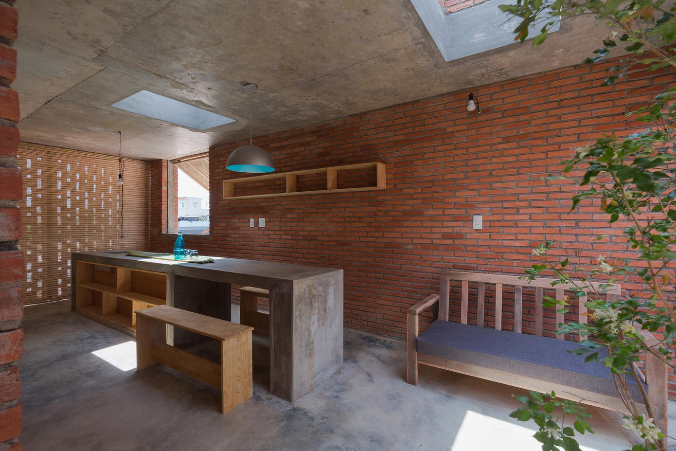 Tầng 1 là không gian đa chức năng, vừa dùng để tụ tập bạn bè, vừa dùng để mở quán cà phê nhỏ sau này.