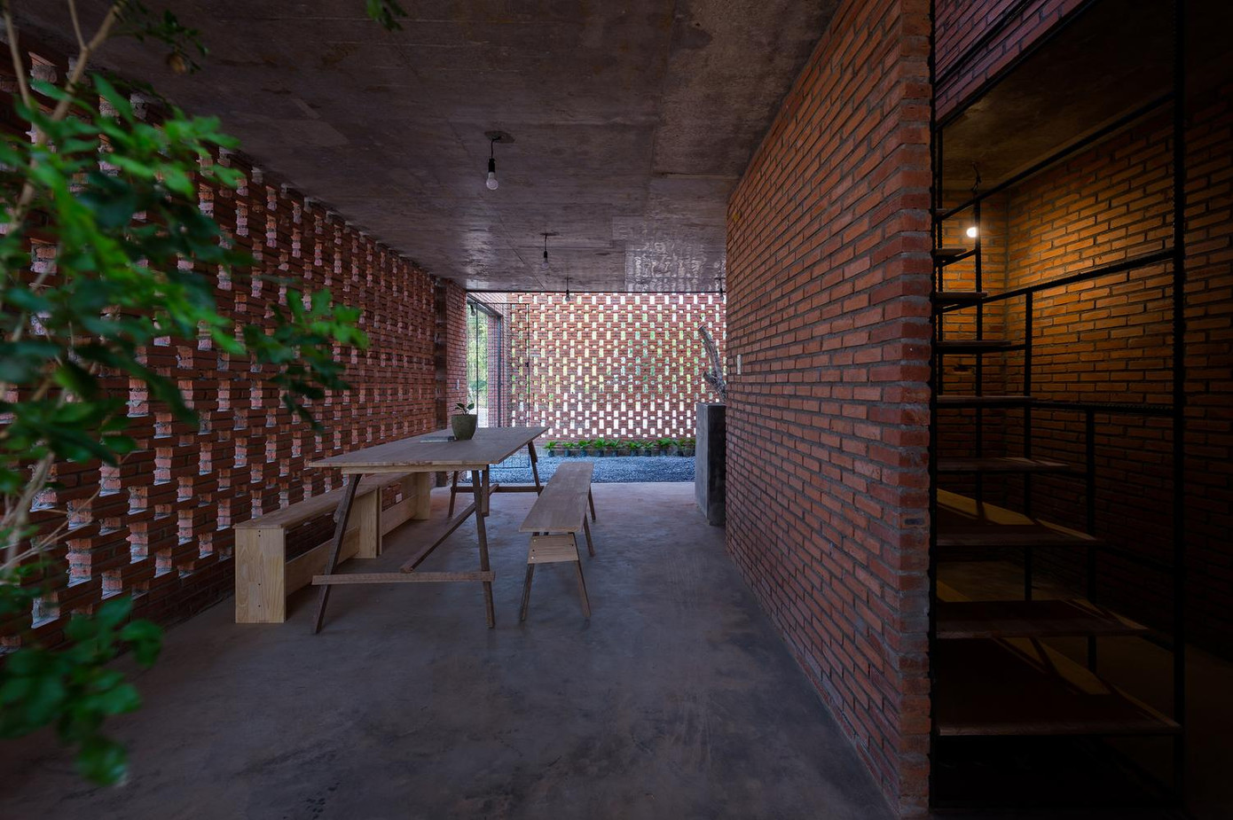 Để tiết kiệm được nhiều chi phí nhất có thể, hai vợ chồng đã mua nguyên vật liệu để tự làm tất cả đồ nội thất.