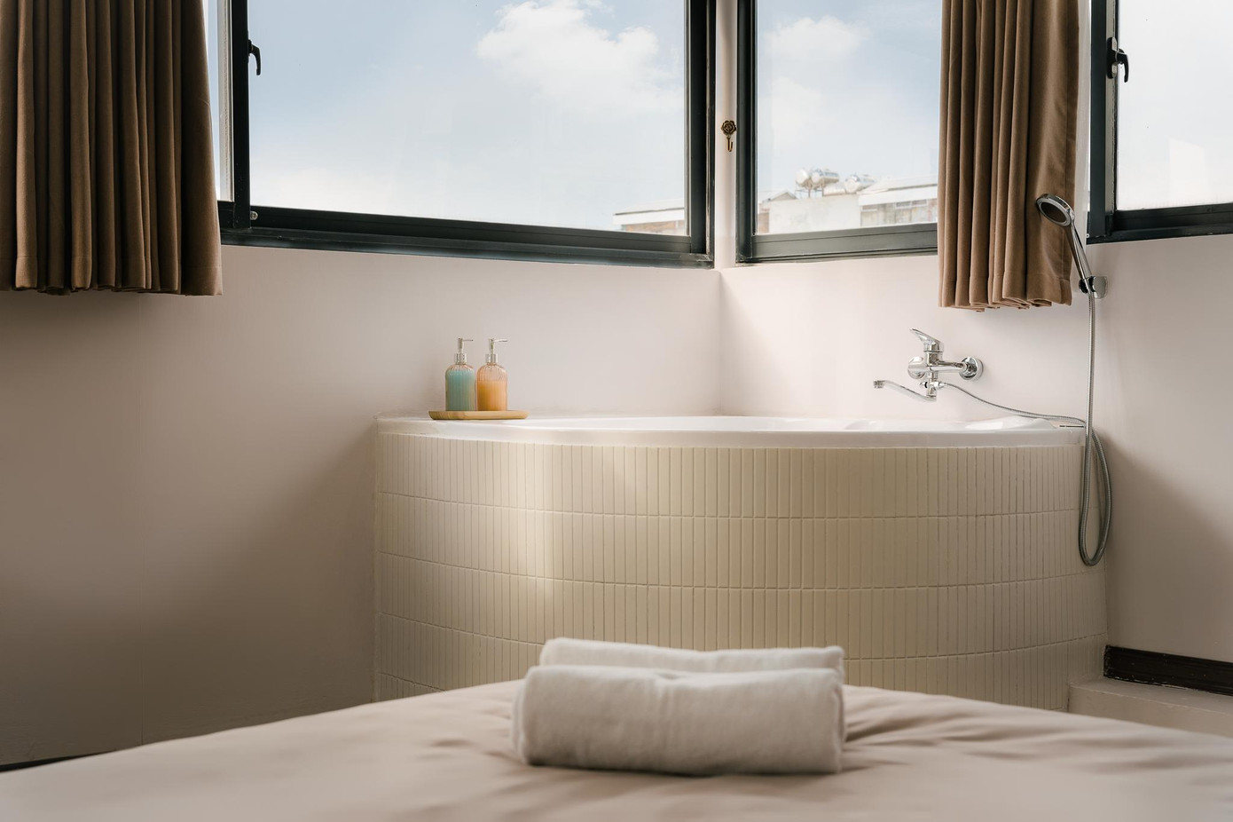 Góc thư giãn ưa thích nhất của Tùng Anh là bồn tắm. Thời gian hoàn thiện bồn tắm chiếm hơn nửa tổng quá trình cải tạo.