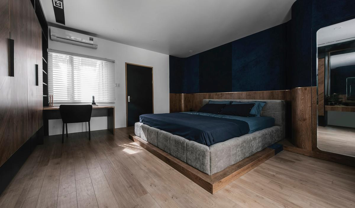 Ba phòng ngủ của bốn thành viên nằm ở tầng hai và tầng ba. Ba phòng ngủ của bốn thành viên nằm ở tầng hai và tầng ba.