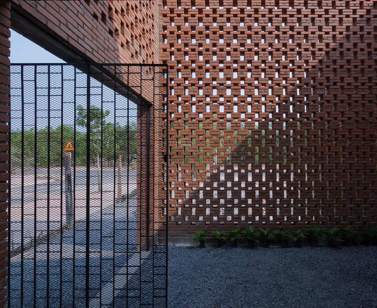 Sân trước và sân sau được bao bọc bởi các bức tường hở được xây bằng gạch ống xen kẽ, tạo ra các ô thoáng, hình thành không gian đệm để giảm sức nóng từ môi trường bên ngoài vào nhà. Trong đó sân trước là khu vực thư giãn như uống cà phê buổi sáng. Đây là nơi mà gió, ánh sáng mặt trời và bóng của các bức tường gạch gặp nhau. Tầng 1 là không gian đa chức năng, vừa dùng để tụ tập bạn bè, vừa dùng để mở quán cà phê nhỏ sau này. Tầng lửng là không gian của gia đình bao gồm hai phòng ngủ (một cho hai vợ chồng, một cho đứa con trong tương lai), bếp và bàn ăn. Lối đi nhỏ trong nhà giúp cho người ở cảm nhận được hướng gió và chạm vào bóng râm cũng như ánh sáng mặt trời khi họ di chuyển từ tầng trệt lên cầu thang. Đây là một mẫu nhà giá rẻ được nhiều kiến trúc sư trên thế giới khen ngợi. Bởi nó đáp ứng được nhu cầu về không gian sống đẹp và thú vị cho người lao động thu nhập trung bình và thấp trên khắp nước ta. Bản vẽ thiết kế của ngồi nhà.