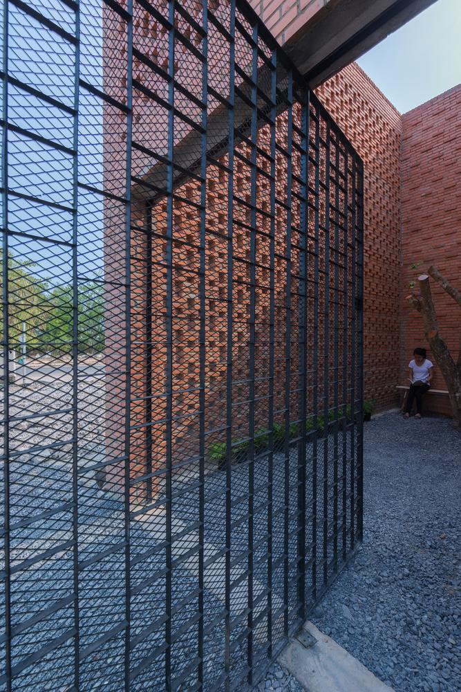 Trong đó sân trước là khu vực thư giãn như uống cà phê buổi sáng. Đây là nơi mà gió, ánh sáng mặt trời và bóng của các bức tường gạch gặp nhau.