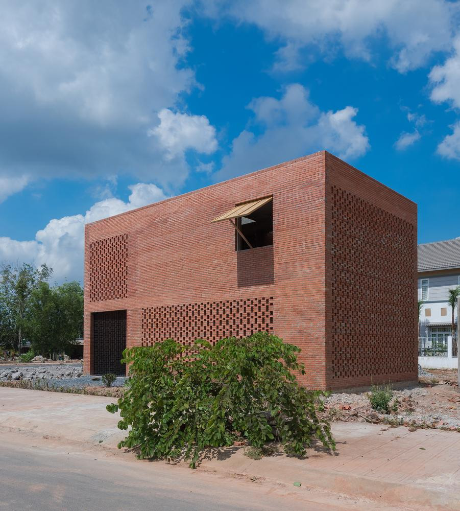 Năm 2016, một cặp vợ chồng mới cưới mong muốn có ngôi nhà của riêng mình trên quỹ đất hạn chế và kinh phí eo hẹp nên đã nhờ các kiến trúc sư giúp mình thực hiện hóa ước muốn.