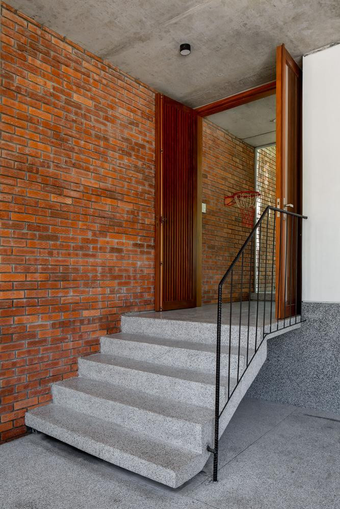 Các không gian được phân loại và bố trí thành các lớp ngang của mặt bằng từ ngoài vào trong, trong đó có lớp thứ nhất là các không gian phụ trợ như gara, nhà vệ sinh, cầu thang và sân vườn nhỏ; gara lúc này đóng vai trò như một hiên rộng phía trước cho không gian chính lùi vào trong. Các không gian được phân loại và bố trí thành các lớp ngang của mặt bằng từ ngoài vào trong, trong đó có lớp thứ nhất là các không gian phụ trợ như gara, nhà vệ sinh, cầu thang và sân vườn nhỏ; gara lúc này đóng vai trò như một hiên rộng phía trước cho không gian chính lùi vào trong.