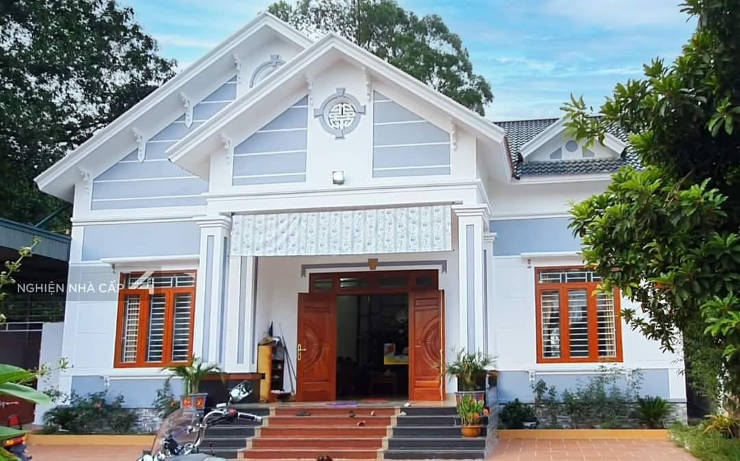 Hầu hết các mẫu nhà mái thái 3 đỉnh thường sử dụng màu sơn ngoại thất sáng như trắng sữa, vàng nhạt, xanh dương nhạt,...để đem đên sự nhẹ nhàng và tinh tế cho người nhìn.