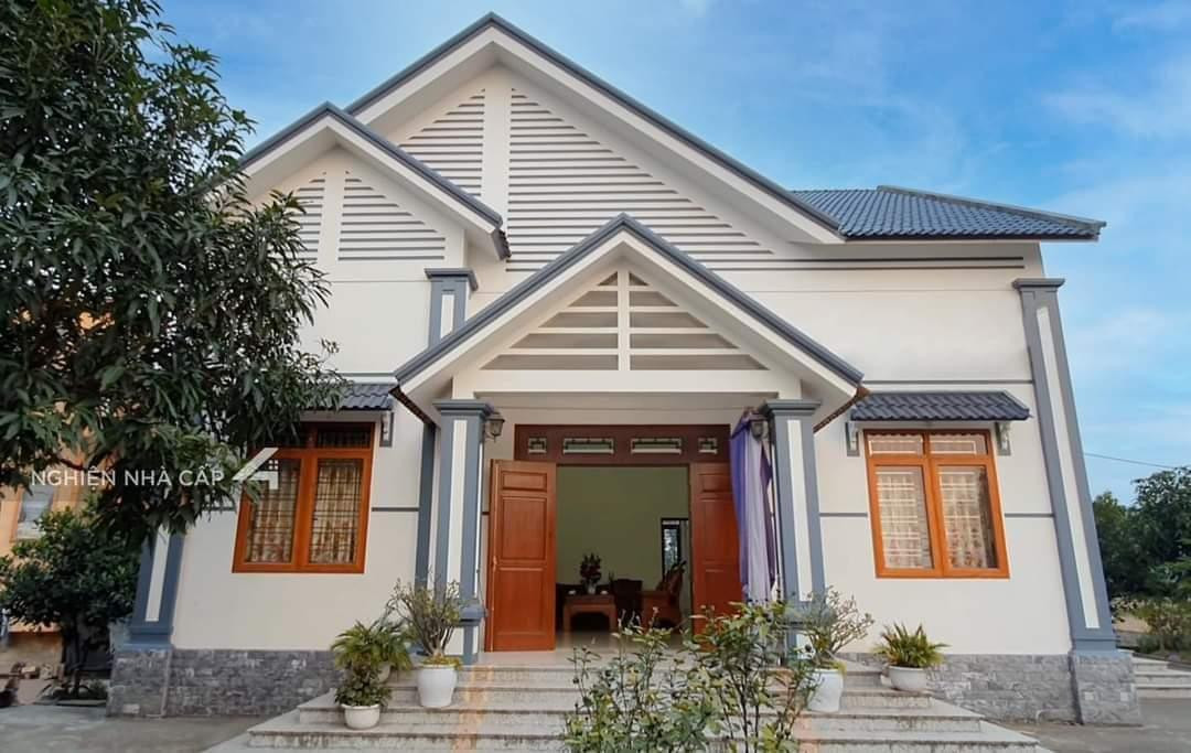 Tuy nhiên, nhà mái thái cũng được chia thành nhiều loại như mái thái chữ U, chữ L, mái lệch, mái 3 đỉnh...trong đó mẫu mái 3 đỉnh đang được nhiều người ưa chuộng hiện nay.