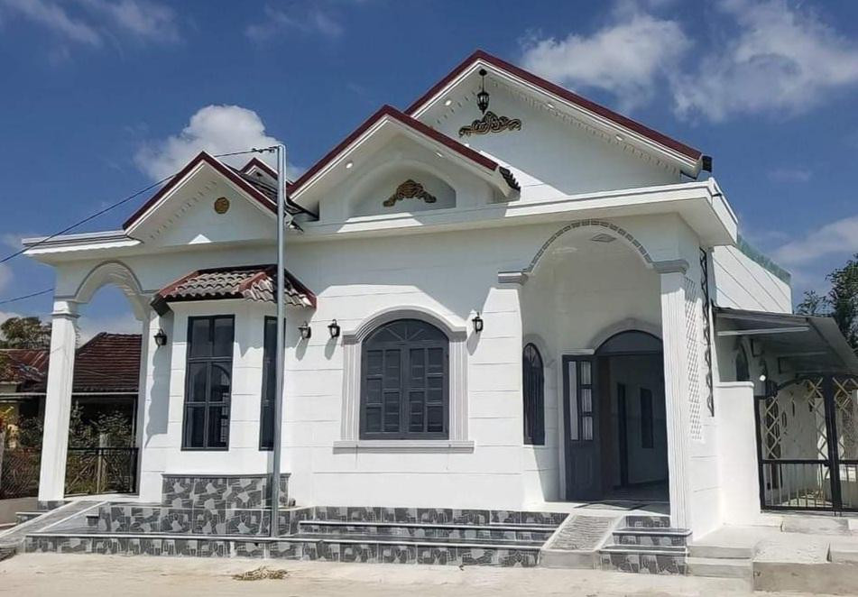 Nhờ diện tích nhô cao của mái, gia chủ thường tận dụng làm gác lửng để có thêm công năng sử dụng thay vì cơi nới diện tích mặt đất.