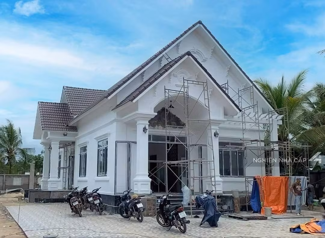 Chi phí để xây dựng những mẫu nhà mái thái này cũng không quá nhiều nên được nhiều người lựa chọn ở cả vùng nông thôn lẫn thành thị.
