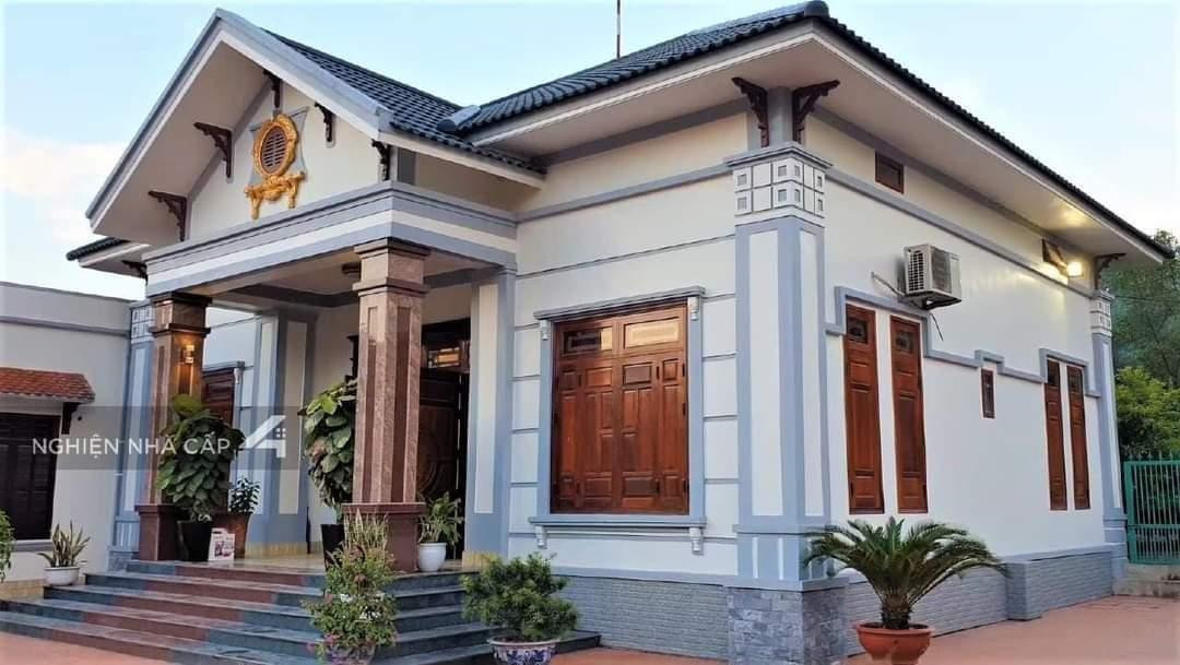 Hay một đỉnh ở giữa.