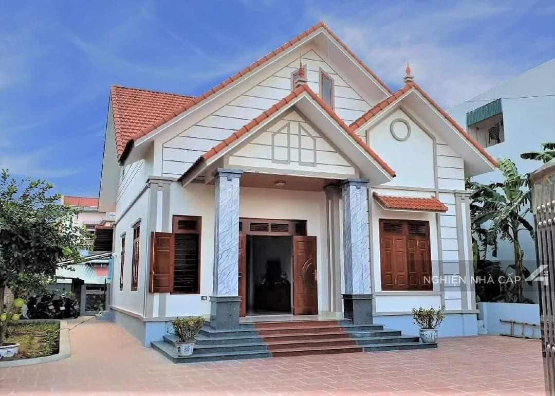 Từ lâu mẫu nhà cấp 4 mái thái đã trở nên thịnh hành trong kiến trúc xây dựng ở cả nông thôn lẫn thành thị vì sự đẹp mắt và chi phí thấp so với những mẫu nhà khác.