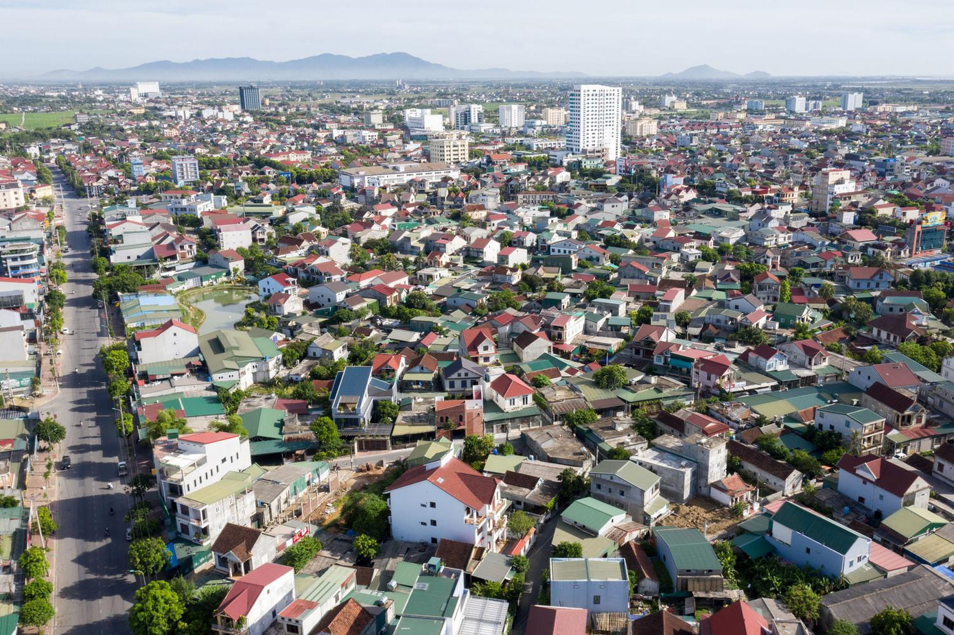 Một chủ nhà ở Hà Tĩnh muốn xây dựng không gian hướng nội, tránh xa phố xá xô bồ, tấp nập bên ngoài nhưng phải gần gũi với thiên nhiên, có hồ cá để các thành viên nhỏ trong gia đình có thể ngắm nhìn. Một chủ nhà ở Hà Tĩnh muốn xây dựng không gian hướng nội, tránh xa phố xá xô bồ, tấp nập bên ngoài nhưng phải gần gũi với thiên nhiên, có hồ cá để các thành viên nhỏ trong gia đình có thể ngắm nhìn.