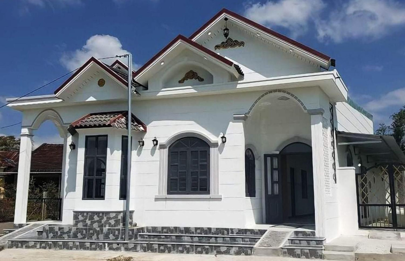 Đặc điểm nhận dạng của mẫu nhà mái thái 3 đỉnh là mái có 3 hình tam giác với kích thước khác nhau, xếp chồng hoặc xen kẽ lên nhau.