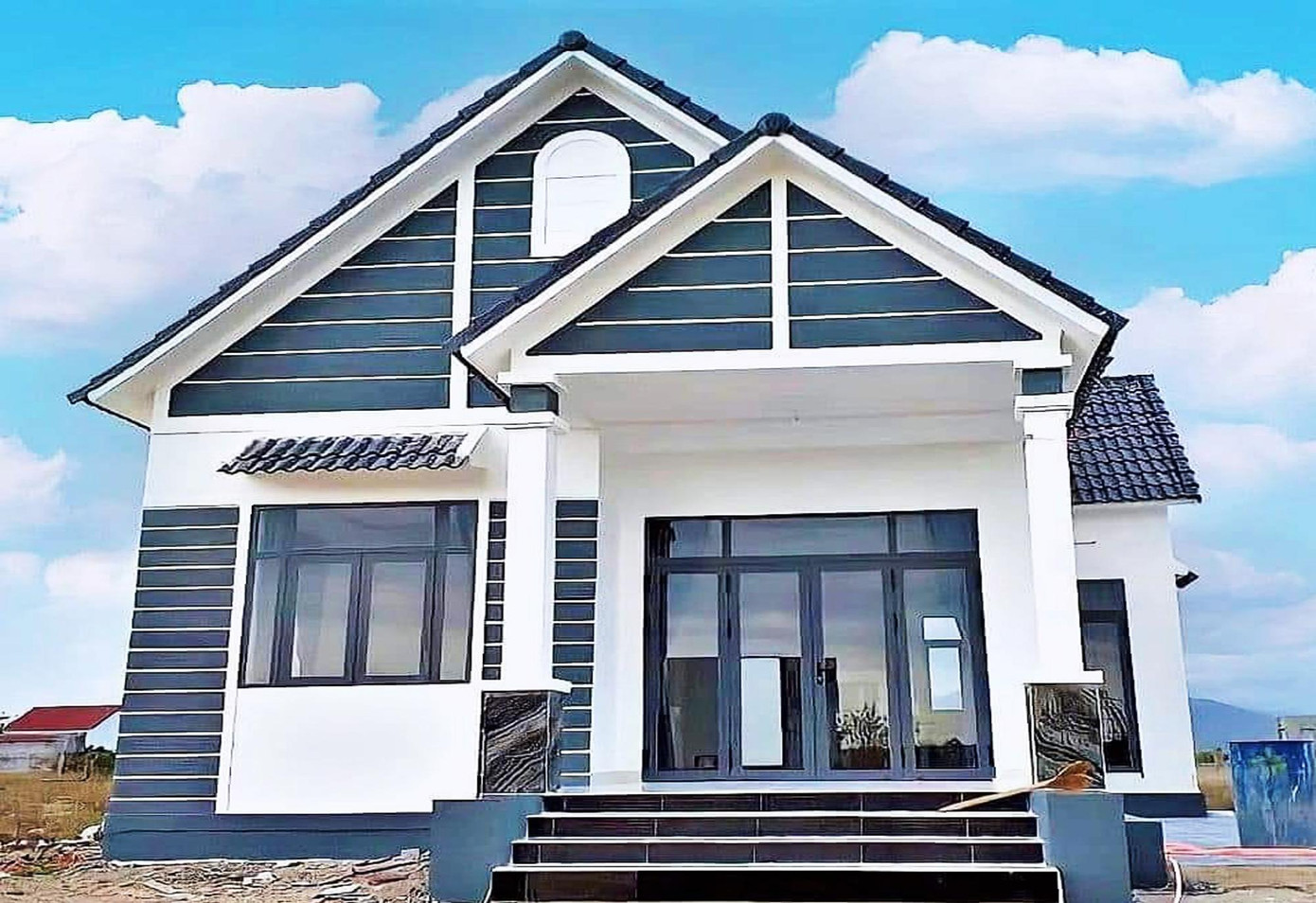 Sở dĩ nó được ưa chuộng là bởi sự đẹp mắt, phá vỡ kiến trúc mái nhà cấp 4 truyền thống nhàm chán, mang đến vẻ cân đối, sang trọng cho cả công trình.