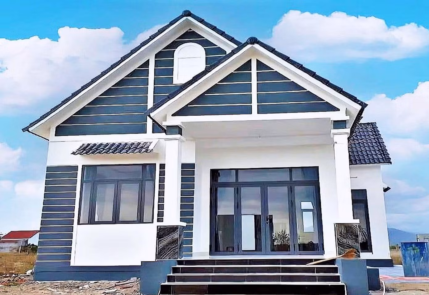 Sở dĩ nó được ưa chuộng là bởi sự đẹp mắt, phá vỡ kiến trúc mái nhà cấp 4 truyền thống nhàm chán, mang đến vẻ cân đối, sang trọng cho cả công trình.