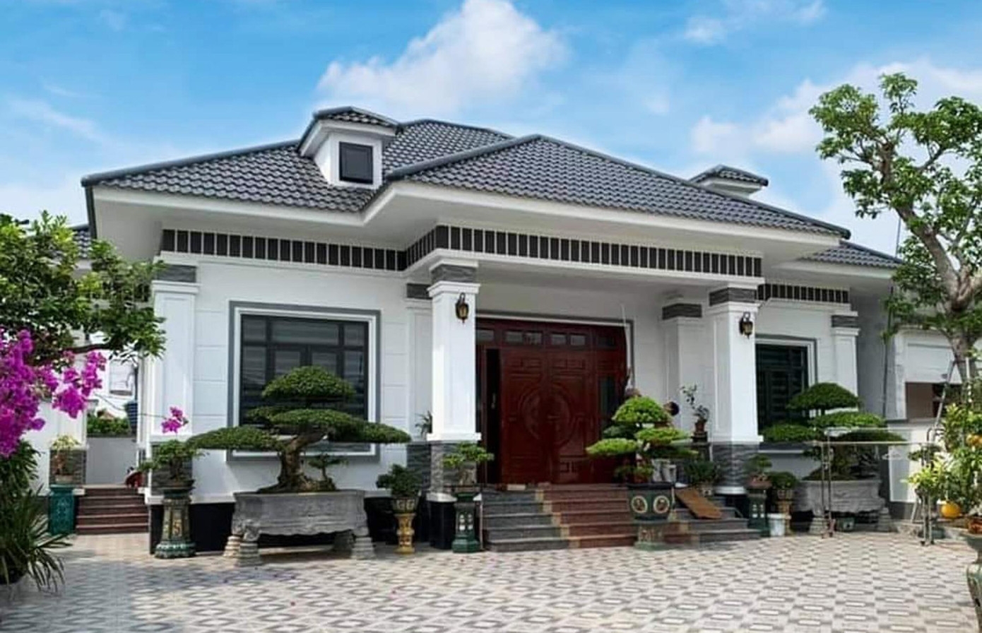 Hay một đỉnh ở giữa.