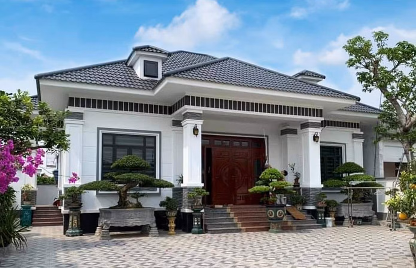 Hay một đỉnh ở giữa.