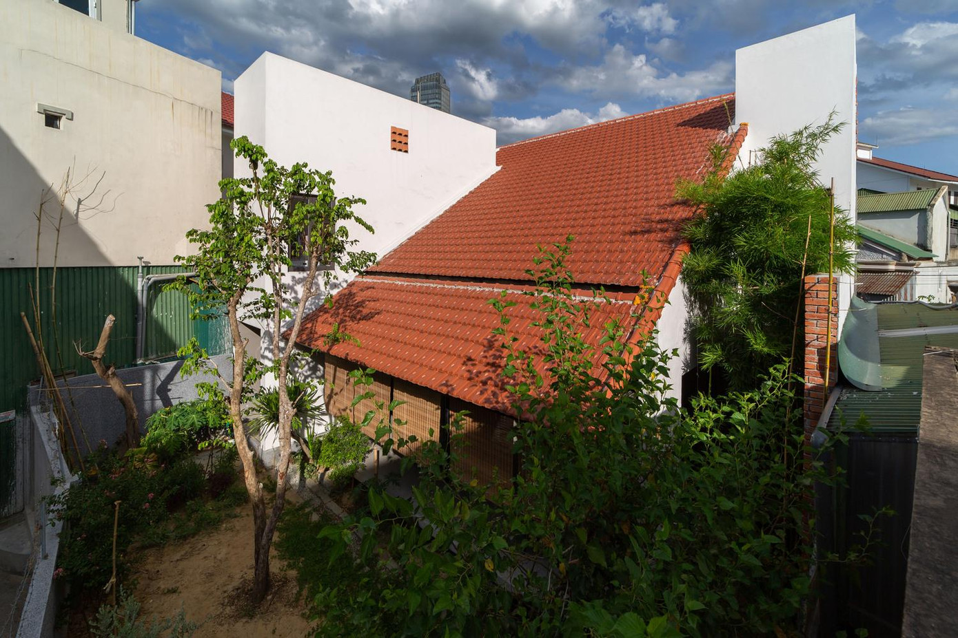 Công trình sử dụng mái ngói để giữ cho trong nhà luôn mát mẻ và mang nét truyền thống của văn hóa Việt Nam. Công trình sử dụng mái ngói để giữ cho trong nhà luôn mát mẻ và mang nét truyền thống của văn hóa Việt Nam.