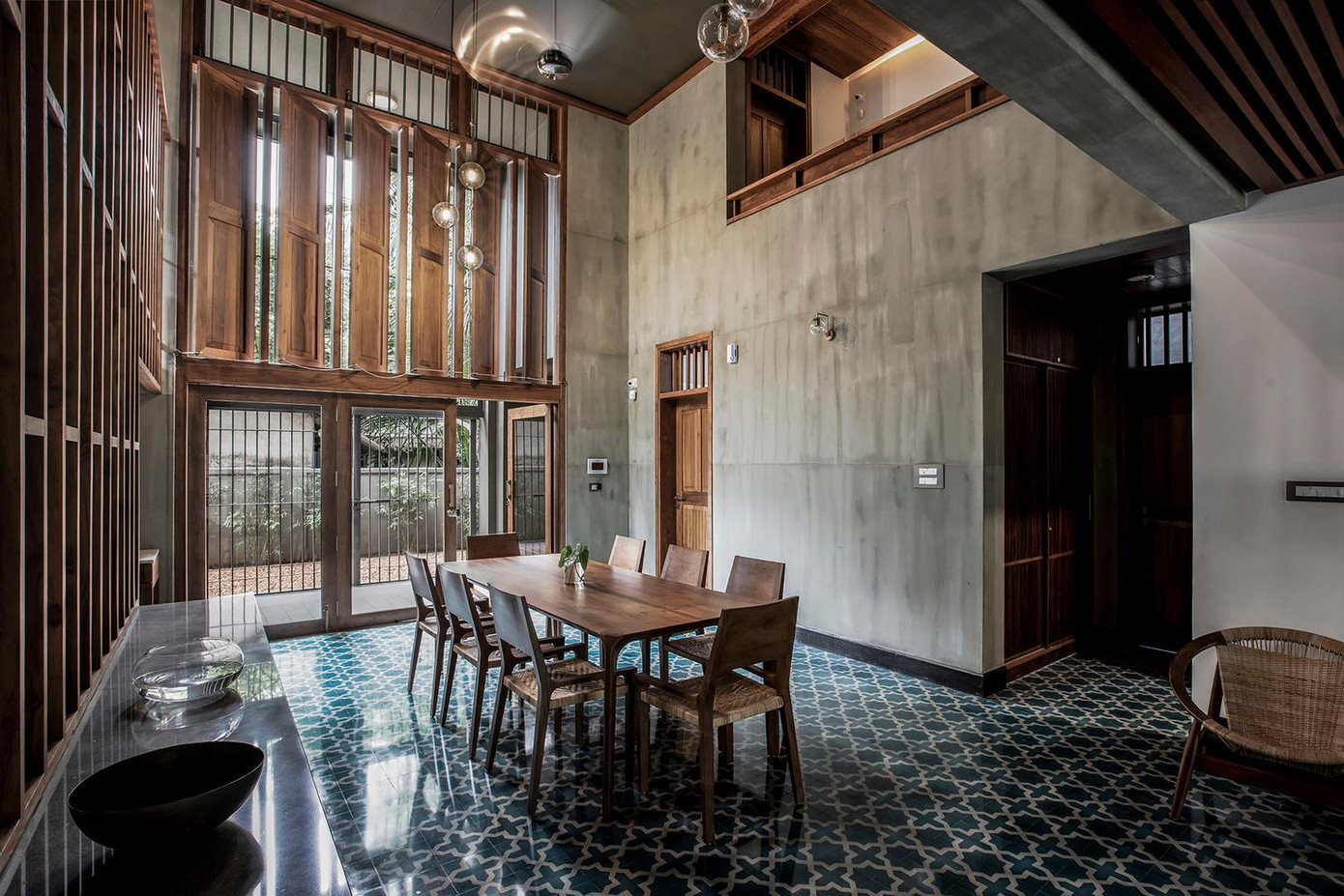 Ngôi nhà sử dụng sàn gạch hoa văn mang đậm nét truyền thống của Ấn Độ.