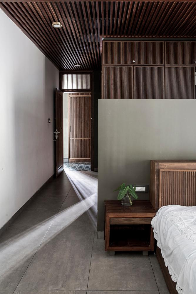 Ở tầng lửng là không gian phòng ngủ. Ngôi nhà sử dụng sàn gạch hoa văn mang đậm nét truyền thống của Ấn Độ.