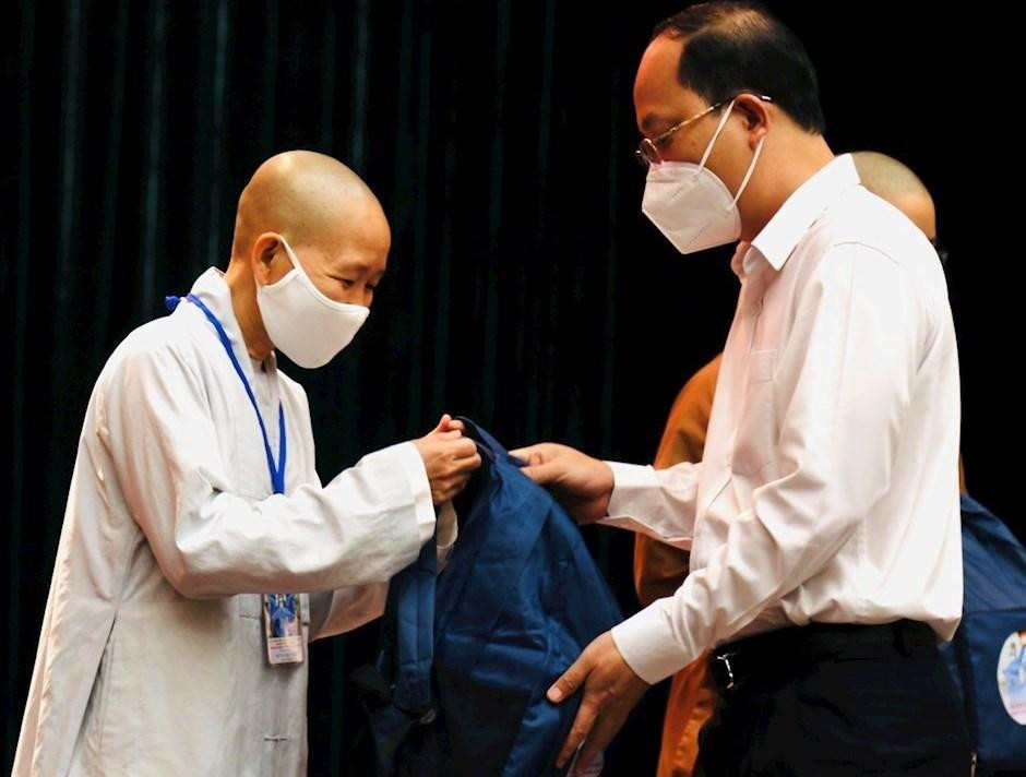 Phó Bí thư Thành ủy Nguyễn Hồ Hải trao vật dụng và trang thiết bị thiết yếu đảm bảo an toàn cho các tình nguyện viên.