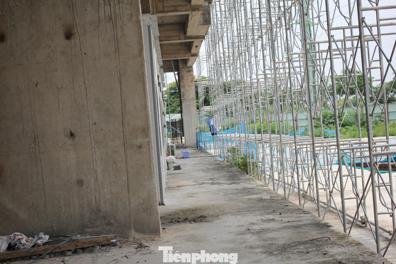 Năm 2020, chủ đầu tư có động thái khởi động lại công trường, giao cho một đơn vị thứ 3 hoàn thiện dự án. Nhưng mới đây, công trường dự án Goldsilk City lại dừng thi công khiến giấc mộng về “thành phố trong mơ” như chủ đầu tư từng vẽ ra lại hoàn giấc mộng. Cách dự án Goldsilk City không xa là &quot;siêu dự án&quot; tổ hợp chung cư Booyoung Vina trên phố Vũ Trọng Khánh, phường Mỗ Lao có diện tích 4,3ha do Công ty TNHH Booyoung Việt Nam làm chủ đầu tư với tổng mức đầu tư lên tới 171 triệu USD (gần 4.000 tỷ đồng hiện tại). Dự án được cấp phép từ năm 2006 và dự kiến hoàn thành vào năm 2010, với 6 tòa chung cư cao 30 tầng. Đến tháng 2/2007 dự án khởi công lần đầu tiên nhưng sau đó nằm “bất động” thời gian dài. Đến tháng 9/2015, chủ đầu tư tiếp tục tiến hành thi công xây dựng dự án trên các lô đất ký hiệu CT-04 và CT-07. Do đó hiện tại, “siêu dự án” chỉ có 2 tòa chung cư được xây dựng trên lô đất CT-04 và CT-07 và đón cư dân về ở. Tuy nhiên 4 ô đất còn lại vẫn đang quây tôn, bỏ hoang. Vật liệu sắt thép tập kết tại các ô đất bỏ hoang bị cỏ dại che lấp và hoen gỉ theo thời gian. Cách dự án Booyoung khoảng 1 km là dự án Tổ hợp văn phòng, khách sạn, trung tâm thương mại dịch vụ và căn hộ cao cấp Golden Millennium Tower tọa lạc tại vị trí đắc địa, số 110 Trần Phú và hiện tại nằm cạnh ga Văn Quán của đường sắt Cát Linh – Hà Đông cũng bỏ hoang gần 10 năm nay. Theo tìm hiểu dự án chung cư Golden Millenium do Công ty Cổ phần tư vấn đầu tư xây dựng Ba Đình làm chủ đầu tư là tòa nhà cao 39 tầng với 3 tầng hầm, 6 tầng trung tâm thương mại dịch vụ, khách sạn và 33 tầng căn hộ. Tổng mức đầu tư là 1.000 tỷ đồng, dự kiến hoàn thành quý IV/2016. Tuy nhiên, sau khi cất nóc, dự án này nằm “đắp chiếu” cho đến nay và lỡ hẹn bàn giao với khách hàng. Hiện tại mặt tiền tầng trệt của dự án bị cây cối che khuất, banner quảng cáo rách te tua, phía ngoài đường trở thành nơi đỗ xe và tập kết rác thải. Bên trong, mặt sàn bị rò rỉ nước và hoang hóa. Ngoài những dự án bỏ hoang kể trên, còn có dự án tòa nhà hỗn hợp đa năng và chung cư cao cấp Vinafor Plaza (Hà Nội Landmark 51) tại 48 Vạn Phúc gồm 51 tầng nổi, 4 tầng hầm, 5 tầng thương mại, 2 tầng kỹ thuật, 1 tầng bể bơi bốn mùa, 43 tầng căn hộ do Tổng Công ty lâm nghiệp Việt Nam (Vinafor) và Công ty Cổ phần Xây dựng Sông Đà 1.01 liên doanh làm chủ đầu tư. Dự án dự kiến hoàn thiện và bàn giao sử dụng vào quý VI/2017 nhưng sau khi cất nóc, dự án đã dừng thi công, bỏ không đến nay. Theo nhiều người dân và chuyên gia, việc các dự án như Goldsilk City, Booyoung Vina, Golden Millennium Tower hay Hà Nội Landmark 51,…dừng thi công và bỏ hoang không chỉ gây lãng phí tài nguyên, khiến bộ mặt đô thị nhếch nhác mà còn làm ảnh hưởng tới cuộc sống của những khách hàng đặt mua căn hộ và đánh mất đi cơ hội đầu tư của nhiều doanh nghiệp có năng lực.