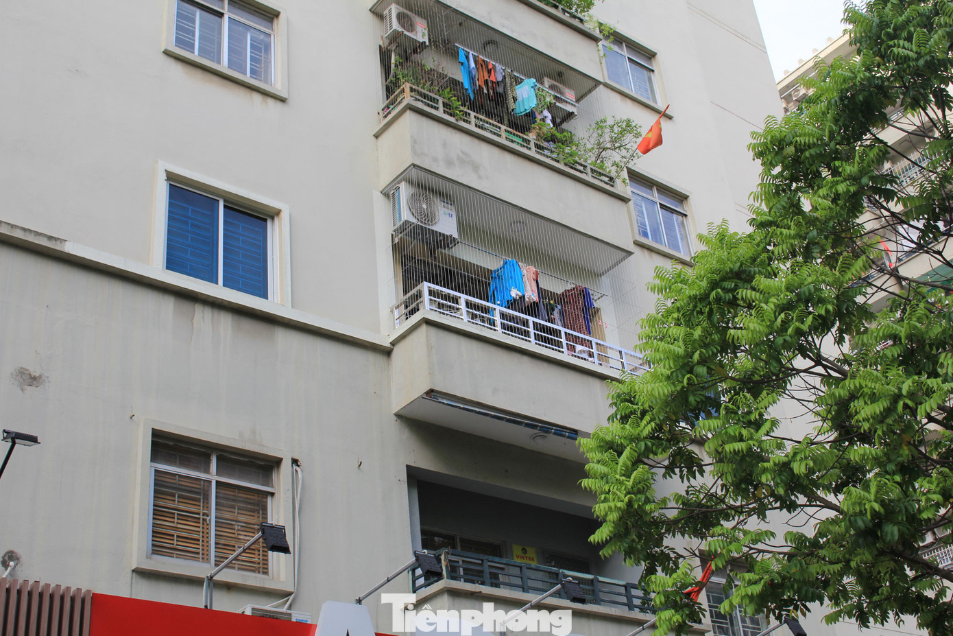 Nhà cao tầng mặc dù có nhiều tiện ích nhưng nếu không để ý một số vấn đề liên quan đến ban công, lan can sẽ dễ gây ra tai nạn đối với trẻ nhỏ.