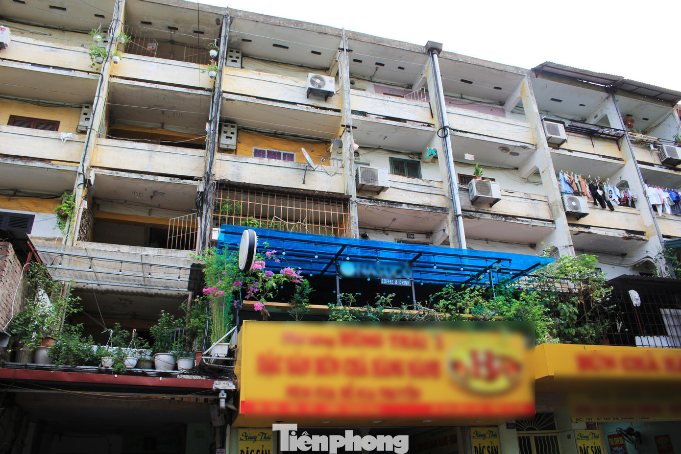 Trong khi đó tại khu tập thể Thành Công (quận Ba Đình), một căn hộ cũng được chuyển thành quán trà mặc dù không gian khá nhỏ hẹp.