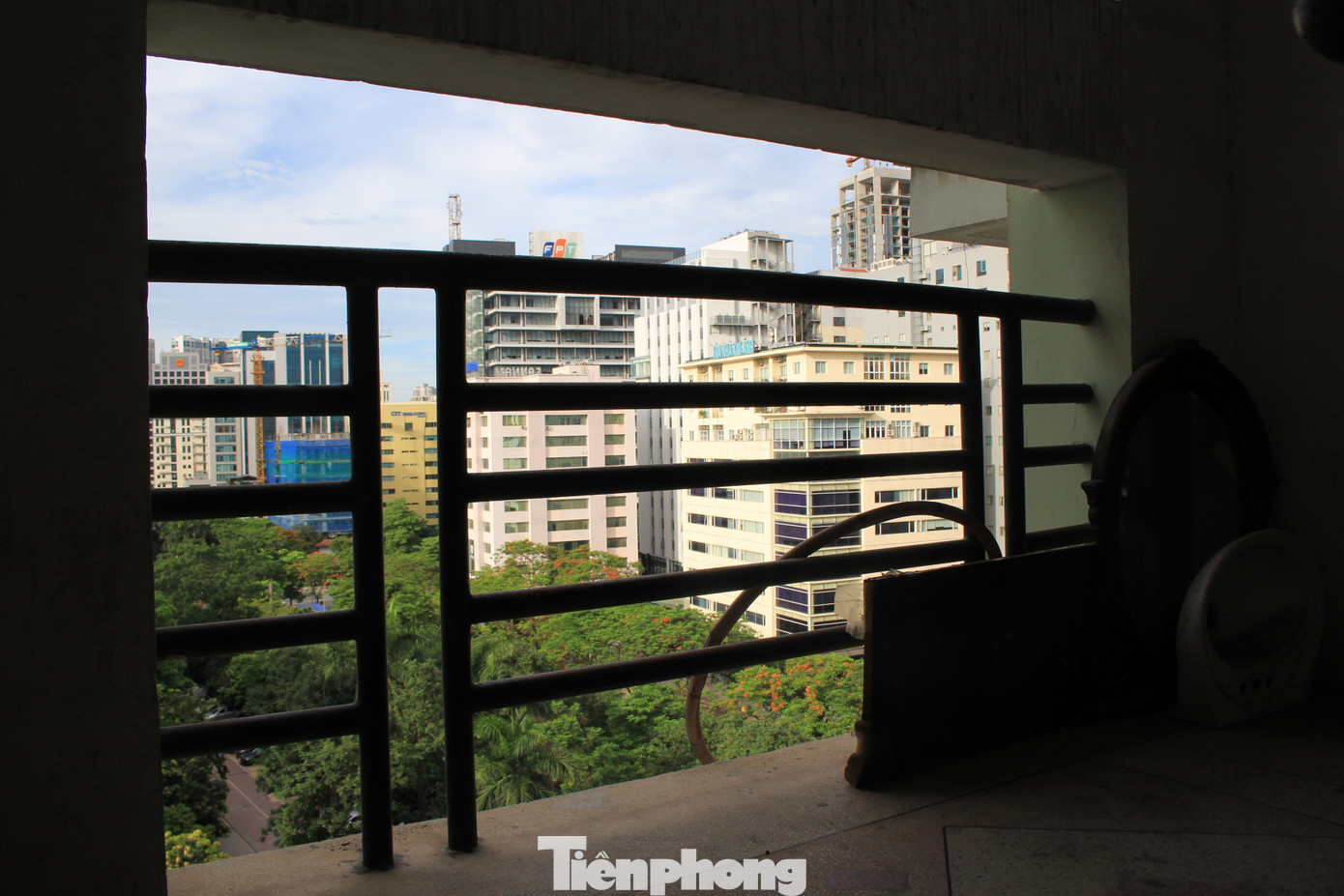 Lan can của một khu chung cư cũ trên địa bàn phường Dịch Vọng Hậu, quận Cầu Giấy (Hà Nội) hầu hết được làm thanh ngang, dễ leo trèo và tiềm ẩn nguy hiểm đối với trẻ nhỏ.