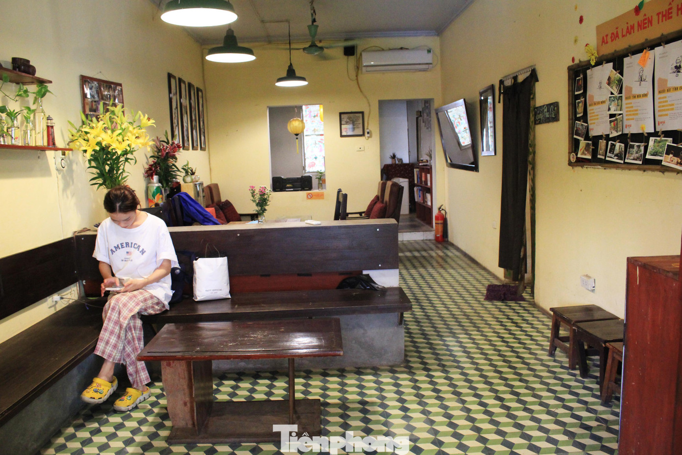 Tại Hà Nội, ở tầng 2 một khu tập thể cũ trên đường Tôn Thất Tùng (phường Kim Liên, quận Đống Đa), các căn hộ liền kề đã được thuê lại để cải tạo thành không gian quán cà phê.