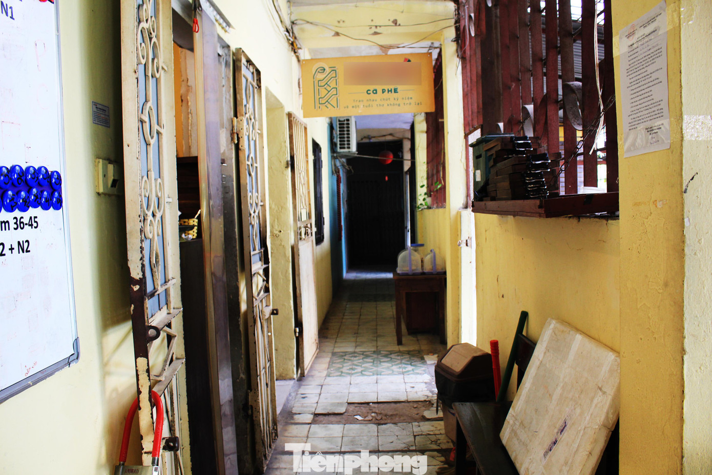 Tuy nhiên, lựa chọn kinh doanh ở khu tập thể, chung cư cũ cũng tồn tại nhiều vấn đề, thách thức người kinh doanh như cơ sở hạ tầng xuống cấp, nhếch nhác, các yếu tố về PCCC không hoàn toàn được đảm bảo. Bên cạnh đó, hiện nay không có quy định trực tiếp, rõ ràng về việc nhà tập thể có được sử dụng để làm nơi kinh doanh hay không. Tuy nhiên với tính chất như nhà chung cư nhiều tầng, dùng mục đích để ở nên phòng đăng ký kinh doanh sẽ từ chối chấp nhận việc sử dụng nhà tập thể vào mục đích đăng ký hộ kinh doanh.