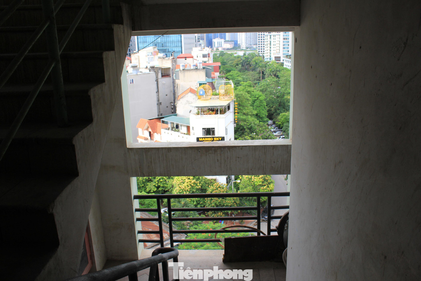 Các thanh chắn của lan can có khoảng cách cách xa nhau và bị gỉ sét nặng nề, nếu không được thay thế hoặc có biện pháp khắc phục sẽ gây nguy hiểm cho cả người lớn lẫn trẻ nhỏ.