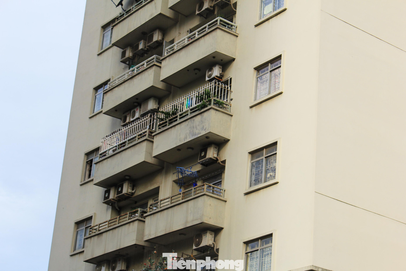 Một số căn hộ ở khu chung cư trên đường Nguyễn Cơ Thạch (Phường Mỹ Đình, quận Nam Từ Liêm, Hà Nội) lắp lưới chắn, rào sắt, bạt che hoặc lắp thêm lan can (chồng lên lan can cũ) để bảo vệ trẻ.