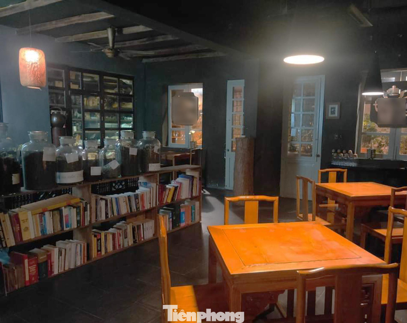 Còn ở khu tập thể ở Tông Đản (Lý Thái Tổ, Hoàn Kiếm), một căn hộ tại tầng 3 gần chục năm nay được thiết kế thành nơi thưởng trà khá có tiếng. Qua khảo sát, có thể thấy hầu hết những mô hình kinh doanh cà phê chung cư đều nằm ở tầng 2 hoặc tầng 3 của khu tập thể cũ vì nơi này xây dựng đã lâu, không có thang máy nên nếu chọn tầng cao sẽ khiến khách hàng vất vả khi tìm đến. Bên cạnh đó, có thể tận dụng phần bê tông nhô ra của tầng 1 để làm ban công cho khách ngồi. Một số chủ cửa hàng cho biết họ lựa chọn kinh doanh ở khu tập thể cũ một phần là do sở thích, một phần là bởi thị trường giá thuê mặt bằng ở những nơi này không cao, khoảng 4 –8 triệu/ tháng/căn 40 - 80m2, thấp hơn rất nhiều lần so với cùng diện tích ở nơi đắc địa. Trong khi đó, nếu lựa chọn mô hình kinh doanh hiện đại, ở nơi thuận tiện thì chi phí thuê mặt bằng quá cao, lại vấp phải nhiều sự cạnh tranh nên khó bám trụ và tồn tại được giữa đại dịch COVID – 19. Tuy nhiên, lựa chọn kinh doanh ở khu tập thể, chung cư cũ cũng tồn tại nhiều vấn đề, thách thức người kinh doanh như cơ sở hạ tầng xuống cấp, nhếch nhác, các yếu tố về PCCC không hoàn toàn được đảm bảo. Bên cạnh đó, hiện nay không có quy định trực tiếp, rõ ràng về việc nhà tập thể có được sử dụng để làm nơi kinh doanh hay không. Tuy nhiên với tính chất như nhà chung cư nhiều tầng, dùng mục đích để ở nên phòng đăng ký kinh doanh sẽ từ chối chấp nhận việc sử dụng nhà tập thể vào mục đích đăng ký hộ kinh doanh.