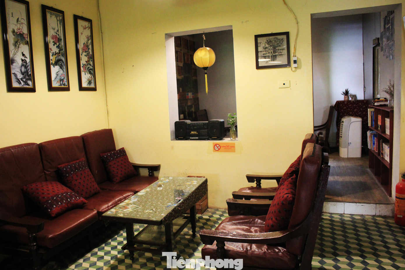 Theo chia sẻ của chủ quán, mô hình kinh doanh này đã được chị duy trì khoảng 4 năm. “Sau khi thuê lại chúng tôi hầu hết giữ nguyên kết cấu ban đầu của căn hộ và chỉ decor thêm nhằm tạo ra không gian về một căn nhà tập thể cũ”.