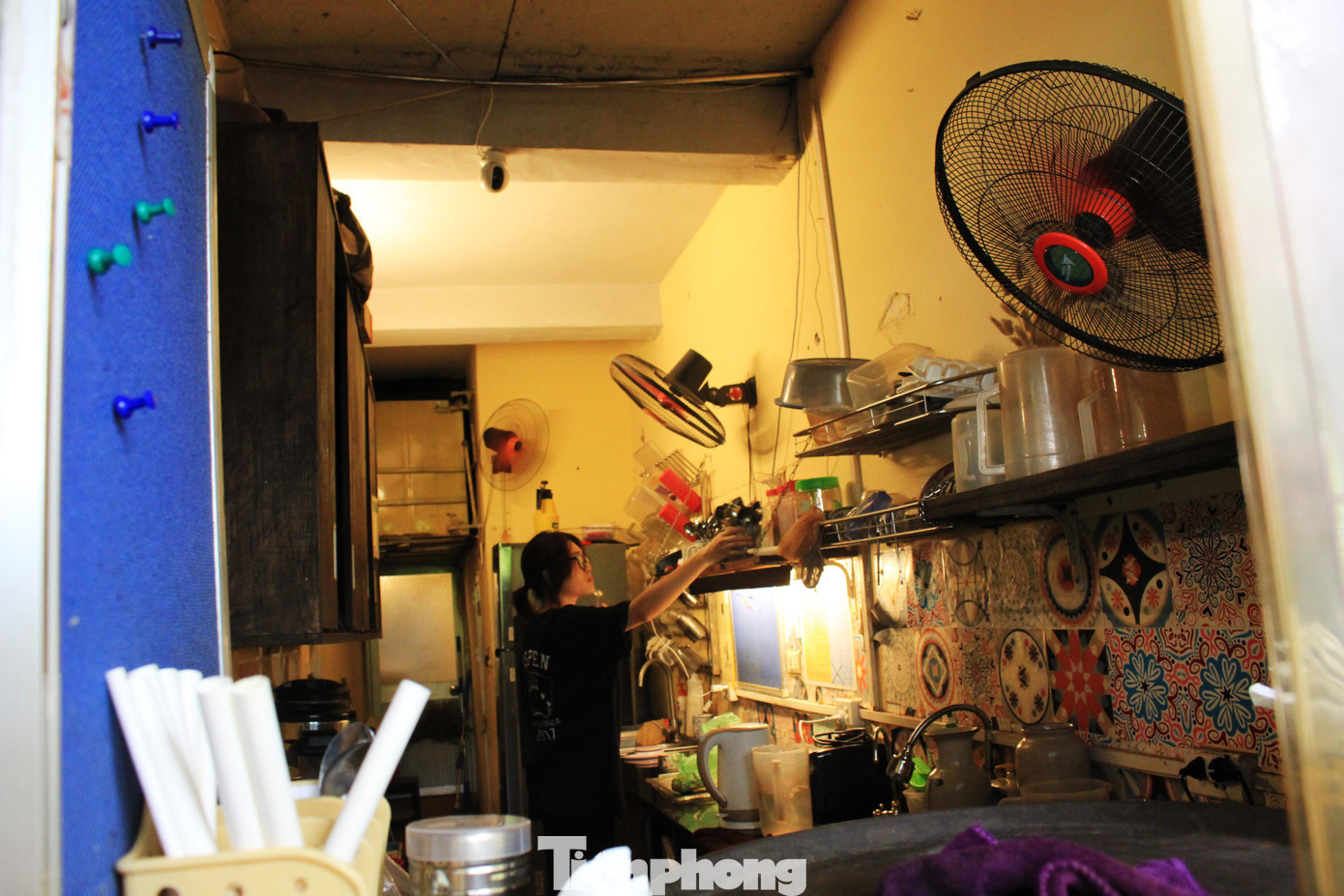 Bên cạnh đó, hiện nay không có quy định trực tiếp, rõ ràng về việc nhà tập thể có được sử dụng để làm nơi kinh doanh hay không. Tuy nhiên với tính chất như nhà chung cư nhiều tầng, dùng mục đích để ở nên phòng đăng ký kinh doanh sẽ từ chối chấp nhận việc sử dụng nhà tập thể vào mục đích đăng ký hộ kinh doanh.