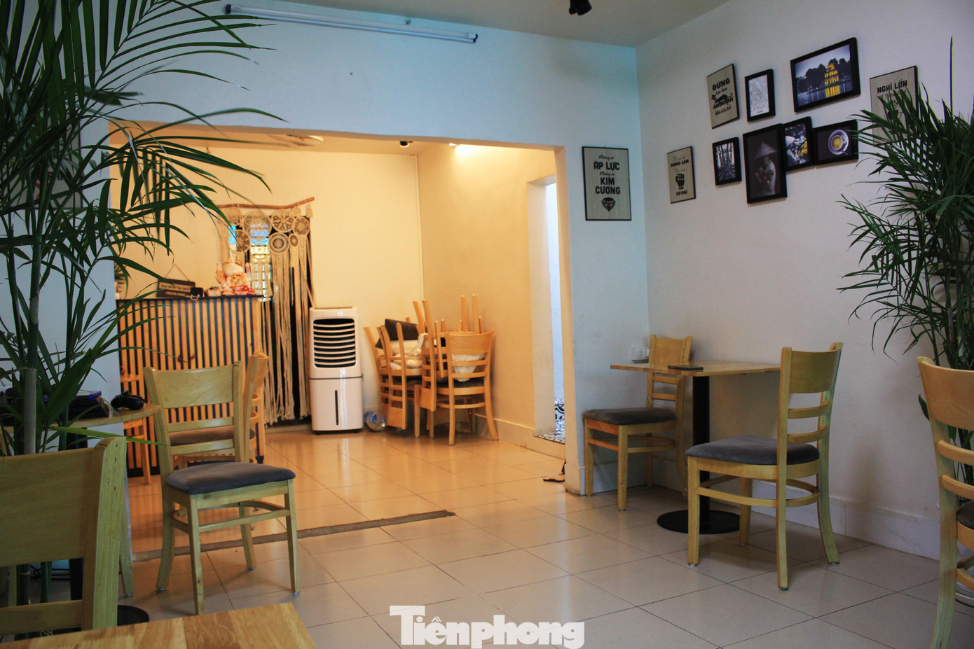 Chủ quán bố trí quầy bar và bàn nhỏ trong nhà, lắp thêm mái che và thiết kế một bàn cao ngoài ban công phía trước căn hộ để khách có thể ngắm cảnh vào buổi tối. Còn ở khu tập thể ở Tông Đản (Lý Thái Tổ, Hoàn Kiếm), một căn hộ tại tầng 3 gần chục năm nay được thiết kế thành nơi thưởng trà khá có tiếng. Qua khảo sát, có thể thấy hầu hết những mô hình kinh doanh cà phê chung cư đều nằm ở tầng 2 hoặc tầng 3 của khu tập thể cũ vì nơi này xây dựng đã lâu, không có thang máy nên nếu chọn tầng cao sẽ khiến khách hàng vất vả khi tìm đến. Bên cạnh đó, có thể tận dụng phần bê tông nhô ra của tầng 1 để làm ban công cho khách ngồi. Một số chủ cửa hàng cho biết họ lựa chọn kinh doanh ở khu tập thể cũ một phần là do sở thích, một phần là bởi thị trường giá thuê mặt bằng ở những nơi này không cao, khoảng 4 –8 triệu/ tháng/căn 40 - 80m2, thấp hơn rất nhiều lần so với cùng diện tích ở nơi đắc địa. Trong khi đó, nếu lựa chọn mô hình kinh doanh hiện đại, ở nơi thuận tiện thì chi phí thuê mặt bằng quá cao, lại vấp phải nhiều sự cạnh tranh nên khó bám trụ và tồn tại được giữa đại dịch COVID – 19. Tuy nhiên, lựa chọn kinh doanh ở khu tập thể, chung cư cũ cũng tồn tại nhiều vấn đề, thách thức người kinh doanh như cơ sở hạ tầng xuống cấp, nhếch nhác, các yếu tố về PCCC không hoàn toàn được đảm bảo. Bên cạnh đó, hiện nay không có quy định trực tiếp, rõ ràng về việc nhà tập thể có được sử dụng để làm nơi kinh doanh hay không. Tuy nhiên với tính chất như nhà chung cư nhiều tầng, dùng mục đích để ở nên phòng đăng ký kinh doanh sẽ từ chối chấp nhận việc sử dụng nhà tập thể vào mục đích đăng ký hộ kinh doanh.