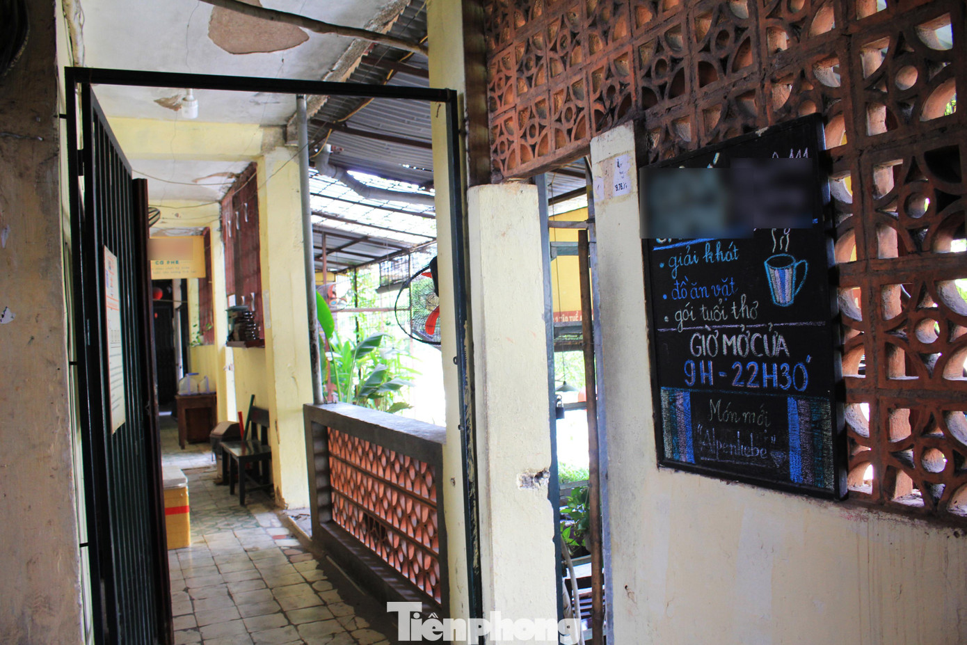 Tại Hà Nội, ở tầng 2 một khu tập thể cũ trên đường Tôn Thất Tùng (phường Kim Liên, quận Đống Đa), các căn hộ liền kề đã được thuê lại để cải tạo thành không gian quán cà phê. Theo chia sẻ của chủ quán, mô hình kinh doanh này đã được chị duy trì khoảng 4 năm. “Sau khi thuê lại chúng tôi hầu hết giữ nguyên kết cấu ban đầu của căn hộ và chỉ decor thêm nhằm tạo ra không gian về một căn nhà tập thể cũ”. “Mô hình này không chỉ thu hút khách hàng đến uống trà, cà phê mà còn có nhiều bạn trẻ yêu thích phong cách xưa cũ tìm đến chụp ảnh lưu niệm, ảnh cưới”, chủ quán chia sẻ thêm. Trong khi đó tại khu tập thể Thành Công (quận Ba Đình), một căn hộ cũng được chuyển thành quán trà mặc dù không gian khá nhỏ hẹp. Chủ quán bố trí quầy bar và bàn nhỏ trong nhà, lắp thêm mái che và thiết kế một bàn cao ngoài ban công phía trước căn hộ để khách có thể ngắm cảnh vào buổi tối. Còn ở khu tập thể ở Tông Đản (Lý Thái Tổ, Hoàn Kiếm), một căn hộ tại tầng 3 gần chục năm nay được thiết kế thành nơi thưởng trà khá có tiếng. Qua khảo sát, có thể thấy hầu hết những mô hình kinh doanh cà phê chung cư đều nằm ở tầng 2 hoặc tầng 3 của khu tập thể cũ vì nơi này xây dựng đã lâu, không có thang máy nên nếu chọn tầng cao sẽ khiến khách hàng vất vả khi tìm đến. Bên cạnh đó, có thể tận dụng phần bê tông nhô ra của tầng 1 để làm ban công cho khách ngồi. Một số chủ cửa hàng cho biết họ lựa chọn kinh doanh ở khu tập thể cũ một phần là do sở thích, một phần là bởi thị trường giá thuê mặt bằng ở những nơi này không cao, khoảng 4 –8 triệu/ tháng/căn 40 - 80m2, thấp hơn rất nhiều lần so với cùng diện tích ở nơi đắc địa. Trong khi đó, nếu lựa chọn mô hình kinh doanh hiện đại, ở nơi thuận tiện thì chi phí thuê mặt bằng quá cao, lại vấp phải nhiều sự cạnh tranh nên khó bám trụ và tồn tại được giữa đại dịch COVID – 19. Tuy nhiên, lựa chọn kinh doanh ở khu tập thể, chung cư cũ cũng tồn tại nhiều vấn đề, thách thức người kinh doanh như cơ sở hạ tầng xuống cấp, nhếch nhác, các yếu tố về PCCC không hoàn toàn được đảm bảo. Bên cạnh đó, hiện nay không có quy định trực tiếp, rõ ràng về việc nhà tập thể có được sử dụng để làm nơi kinh doanh hay không. Tuy nhiên với tính chất như nhà chung cư nhiều tầng, dùng mục đích để ở nên phòng đăng ký kinh doanh sẽ từ chối chấp nhận việc sử dụng nhà tập thể vào mục đích đăng ký hộ kinh doanh.