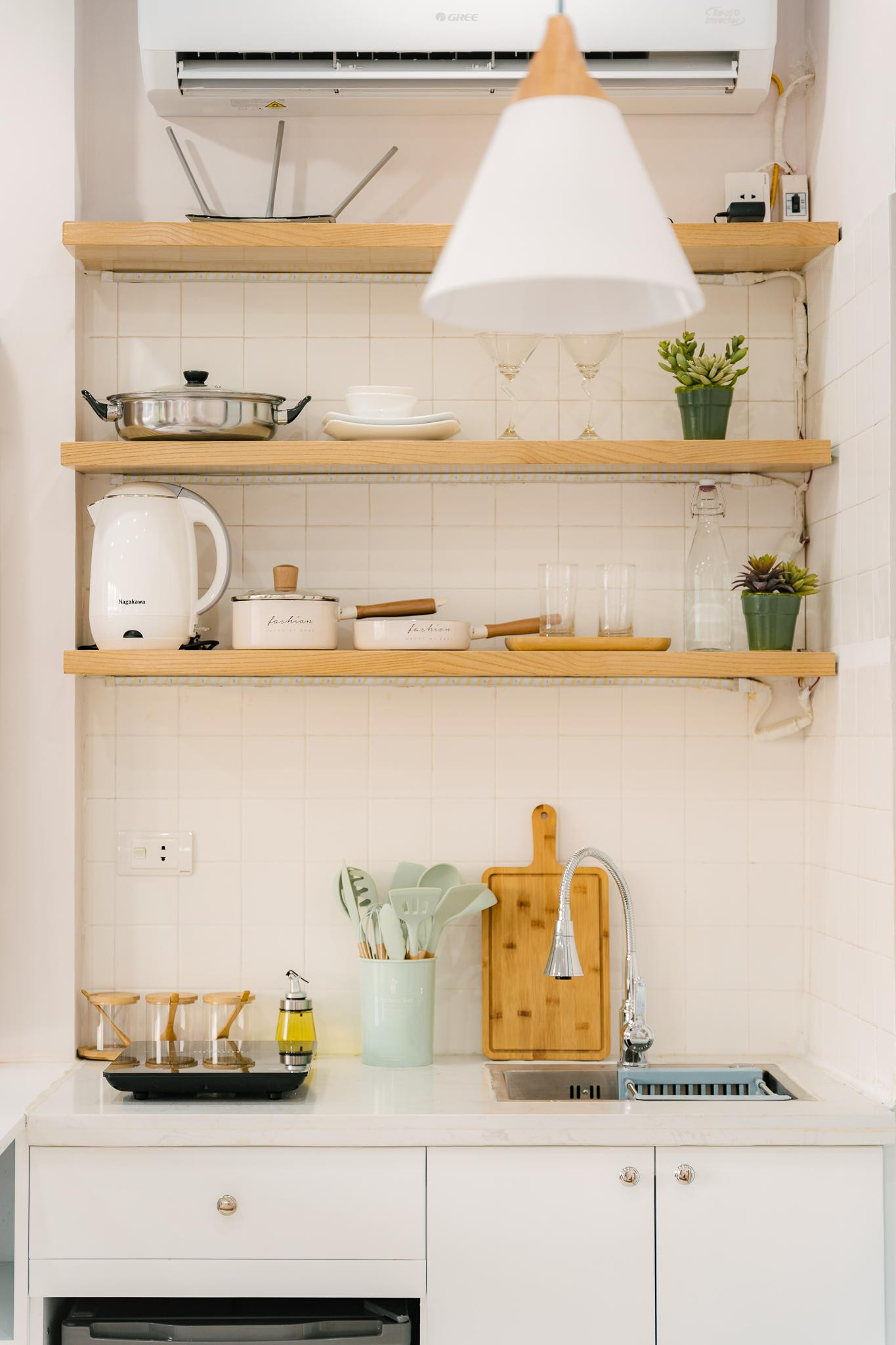 Đợt gỗ ở bếp được gắn đèn LED hắt sáng.