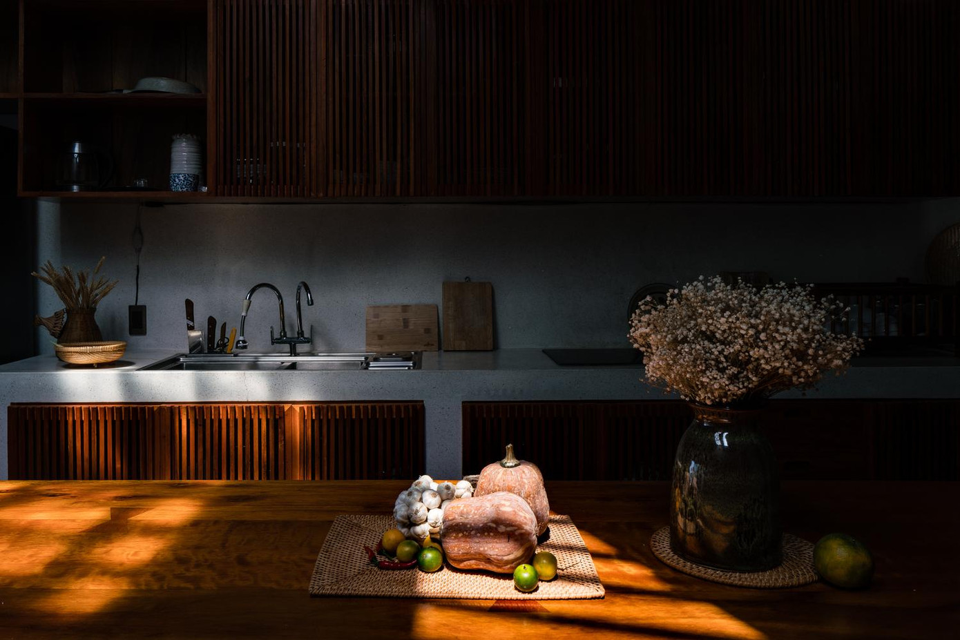 Tầng 3 là không gian quây quần của cả gia đình, nơi có bếp và hai phòng ngủ.