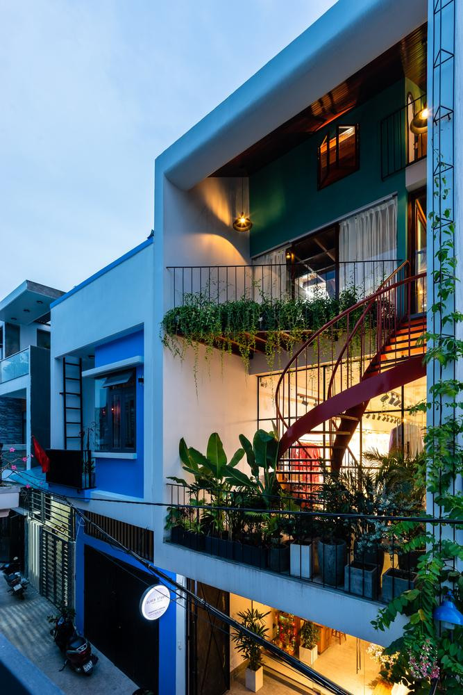 Ngôi nhà ống 3 tầng này nằm trong một con hẻm rộng 2,5 mét, bị bao quanh bởi các tòa nhà “lô cốt” thuộc khu dân cư sầm uất ở Đà Nẵng nhưng chủ nhà muốn tận dụng tầng trệt và tầng 2 để làm việc còn tầng 3 là nơi để ở trên khu đất 75m2.