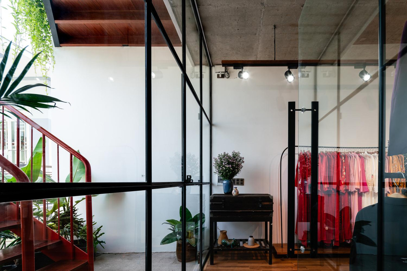 Mỗi tầng đều có chức năng riêng: Tầng 1 và tầng 2 dành cho không gian làm việc kết hợp showroom áo cưới.