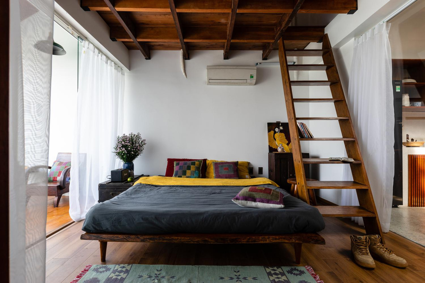 Trên tầng 3, để thêm công năng sử dụng, một tum áp mái được thiết kế ngay trên phòng ngủ.